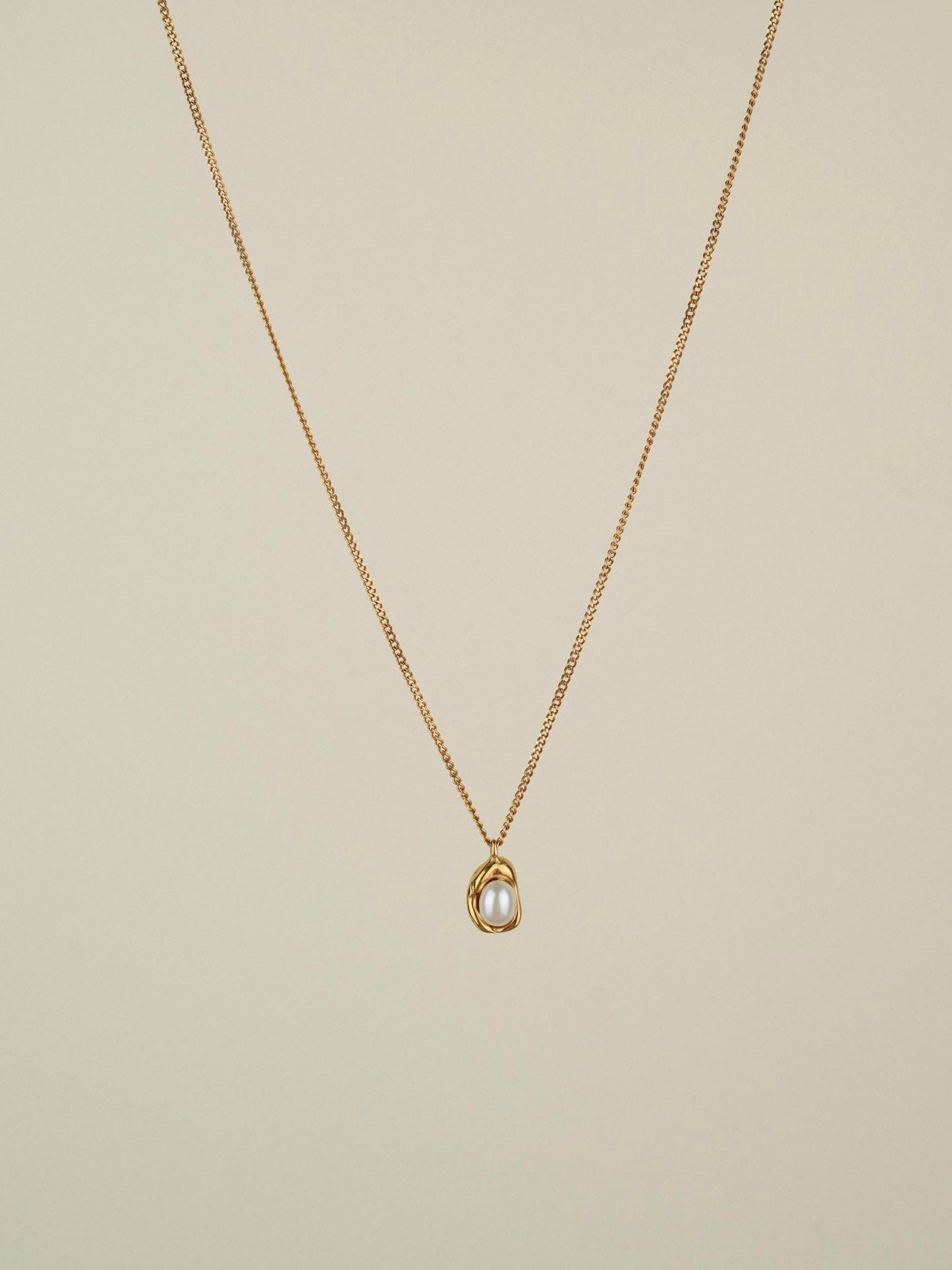 Pearly Pendant Necklace