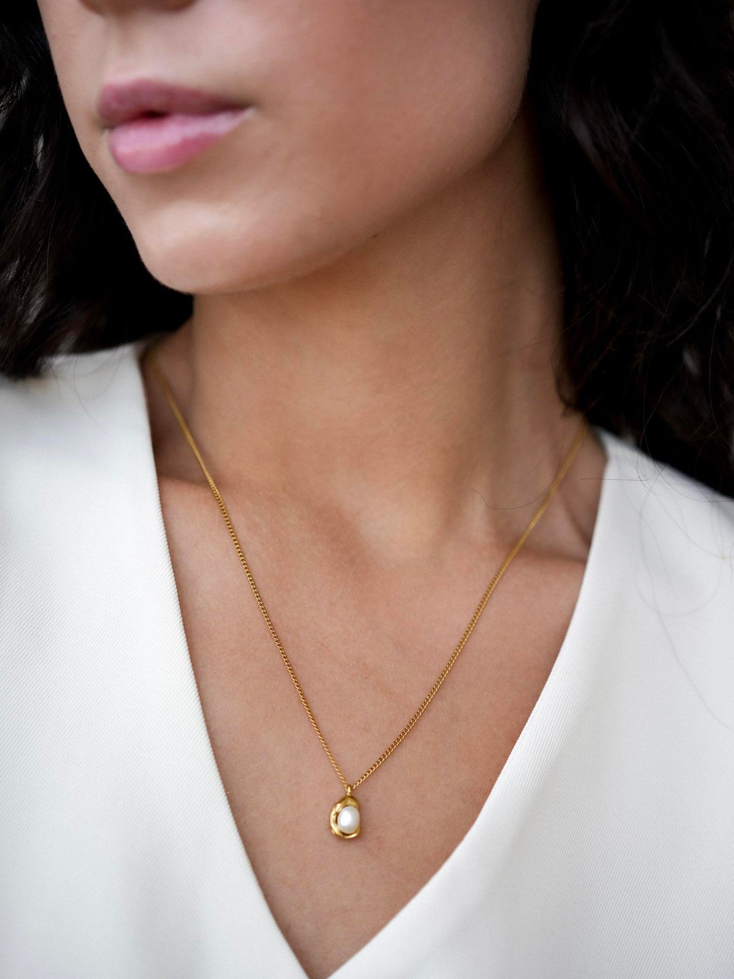 Pearly Pendant Necklace